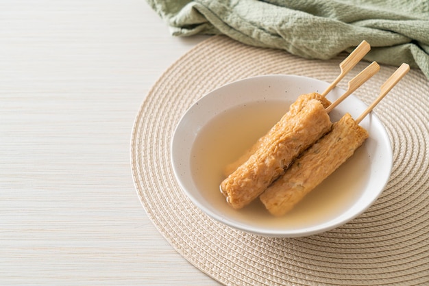 Brocheta de pastel de pescado coreano Odeng en sopa