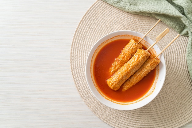 Brocheta de pastel de pescado coreano Omuk en sopa picante coreana