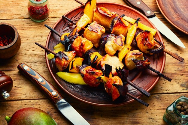 Foto brocheta de pechuga de pollo con mango