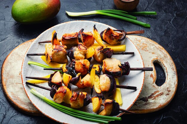 Brocheta de pechuga de pollo con mango