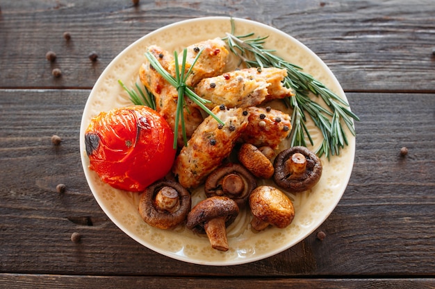 Brocheta picante con tomate al horno y champiñones.