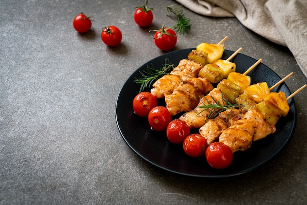 Brocheta de pollo asado a la parrilla en la placa