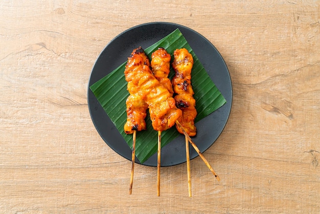 Brocheta de pollo a la parrilla al estilo asiático