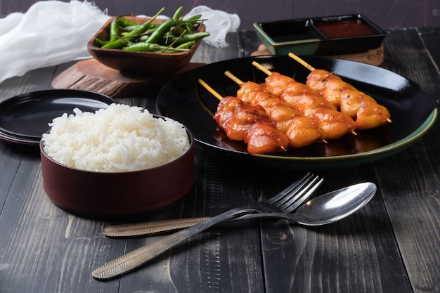 Brocheta de pollo a la parrilla y arroz al vapor