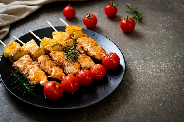 Brocheta de pollo a la parrilla en la placa