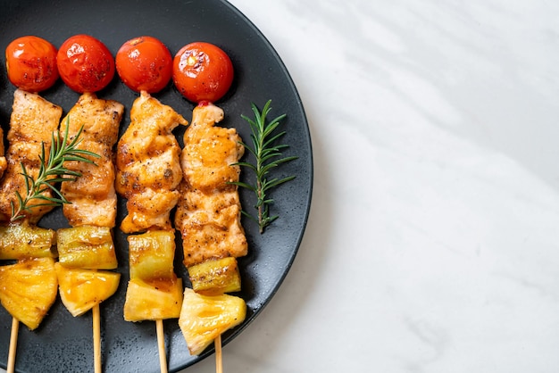 Brocheta de pollo a la parrilla en un plato