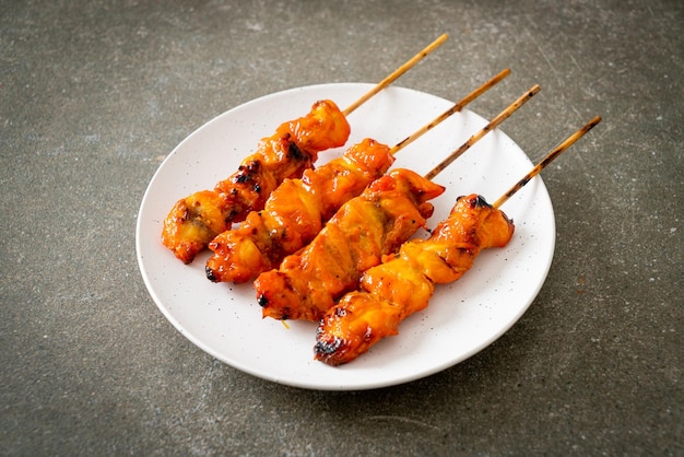 Brocheta de pollo a la parrilla yakitori servido al estilo izakaya