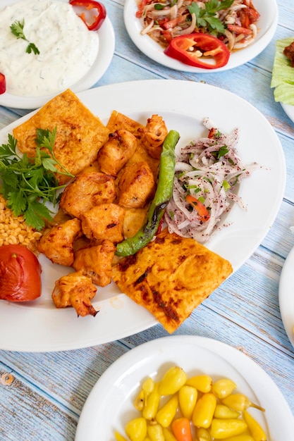 Brocheta de pollo en un plato con aperitivos