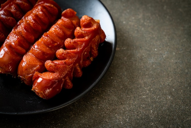 Brocheta de salchicha frita en un plato