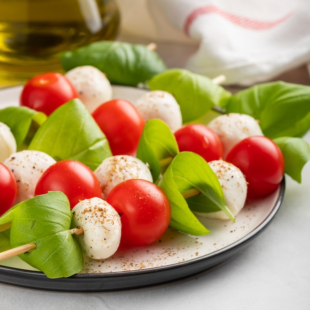 Brocheta de tomate, mozzarella y albahaca.