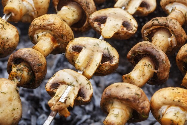 Brochetas de barbacoa con champiñones a la parrilla