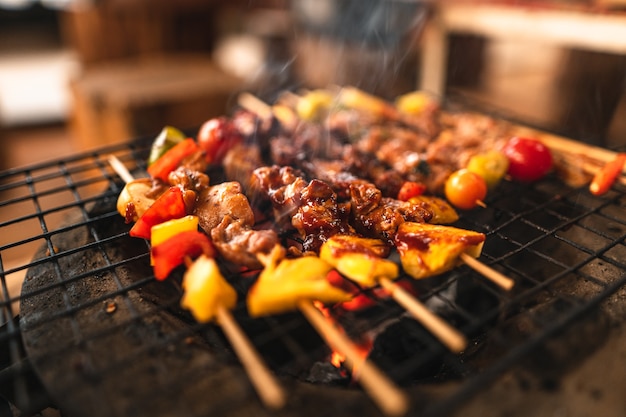 Brochetas de barbacoa a la parrilla en parrillas de carbón en casa