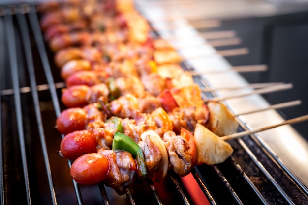 Brochetas de barbacoa con verduras a la parrilla