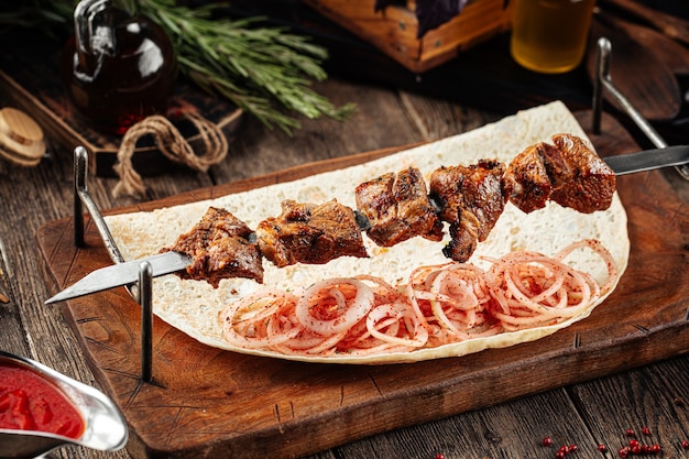 Foto brochetas de brocheta de carne de cordero georgiana a la parrilla