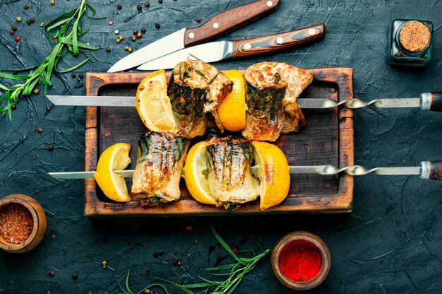 Brochetas de caballa a la plancha con limón Brocheta de pescado a la parrilla