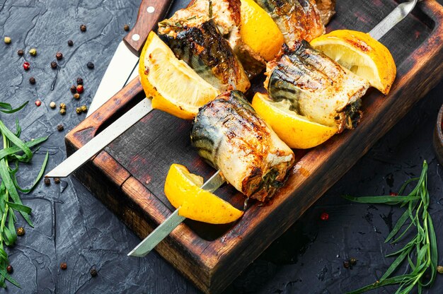 Brochetas de caballa a la plancha con limón kebab de pescado a la plancha