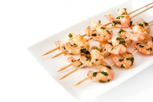 Brochetas de camarones en blanco