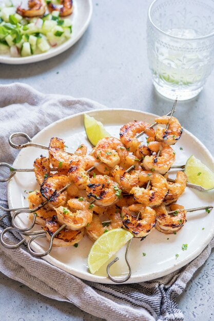 Brochetas de camarones a la plancha