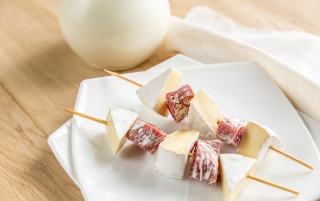 Brochetas de camembert y salami