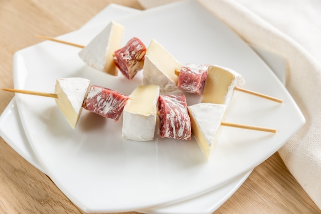 Brochetas de camembert y salami