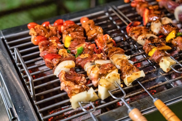 Brochetas de carne a la barbacoa con verduras asadas a la parrilla de carbón en el patio trasero