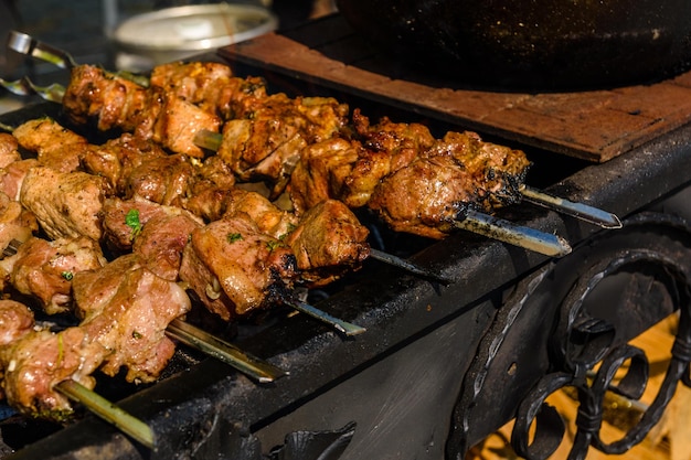 Brochetas con carne a la brasa. Cocinar shashlik