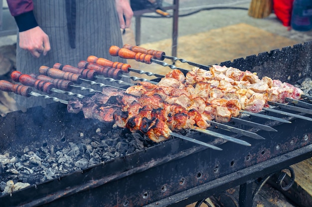 Brochetas con carne a las brasas Cocinar kebabs Apetitosa comida deliciosa