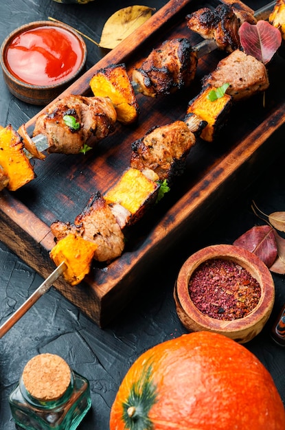 Brochetas de carne y calabaza