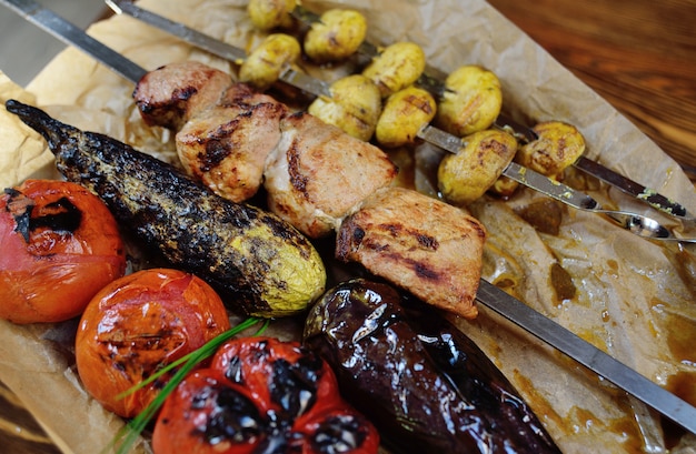 Brochetas de carne de cerdo, tomates, champiñones, calabacín. Cocina caucásica Comida favorita de los hombres