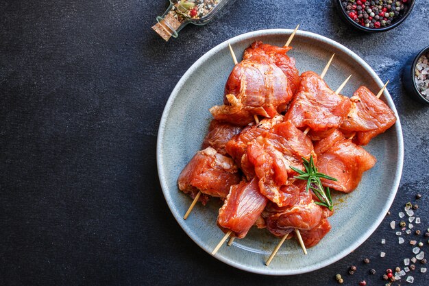 brochetas de carne cruda adobo de cerdo