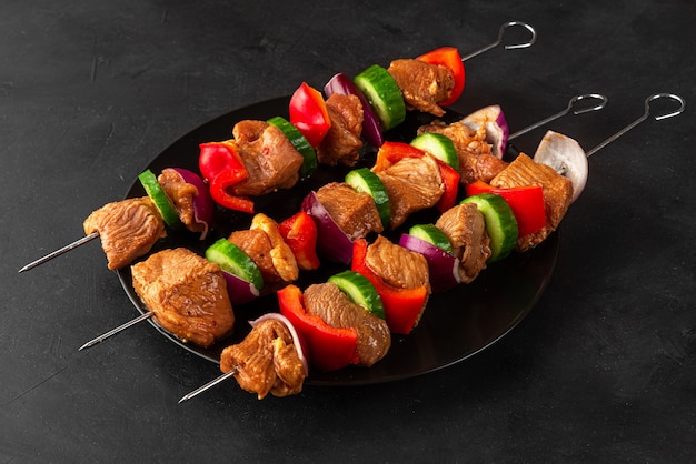 Brochetas de carne cruda