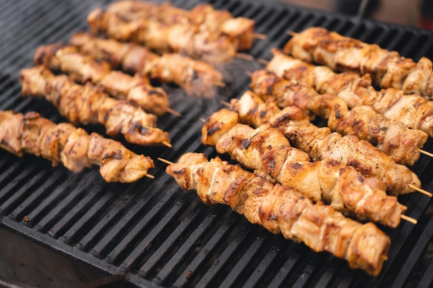 Brochetas de carne deliciosas y fragantes a la parrilla