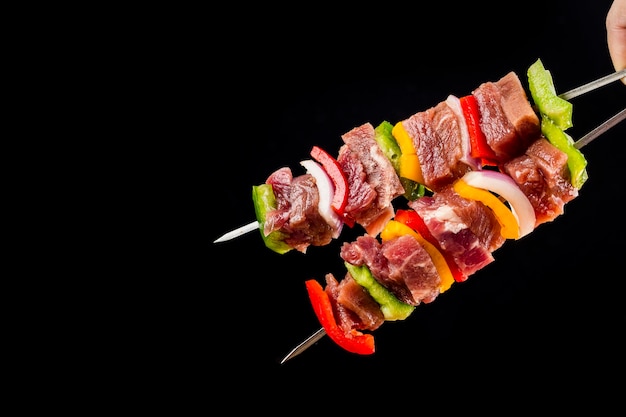 Brochetas de carne fresca a la barbacoa con pimientos verdes