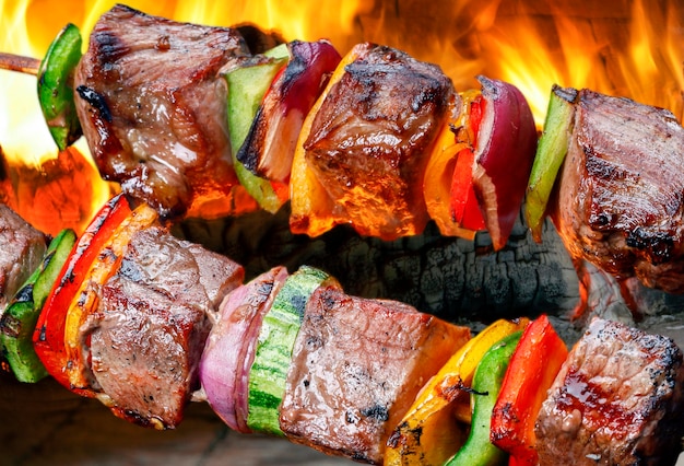 Brochetas de carne de kebab con verduras