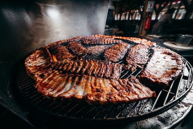 Brochetas de carne a la parrilla en parrilla