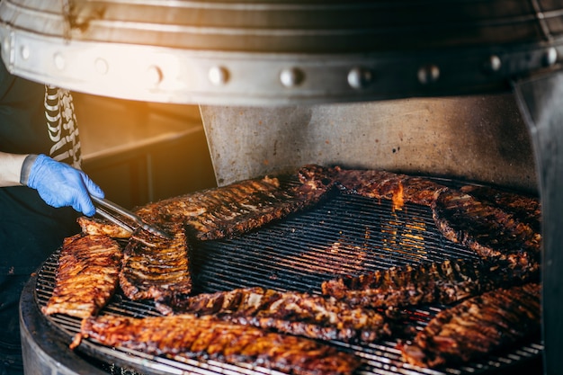 Brochetas de carne a la parrilla en parrilla