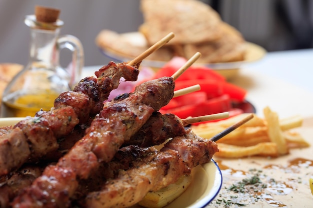 Brochetas de carne a la parrilla en un plato