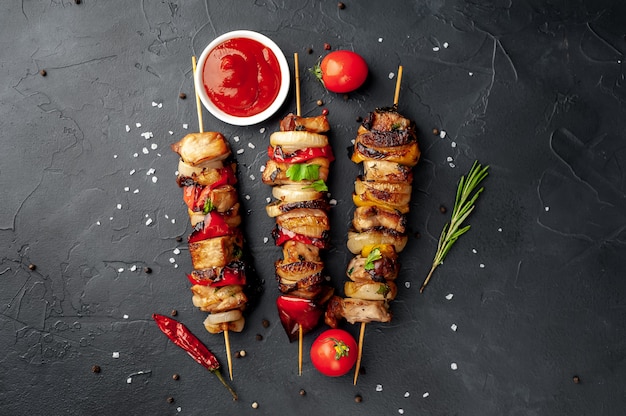 Brochetas de carne con verduras a la parrilla sobre un fondo de piedra