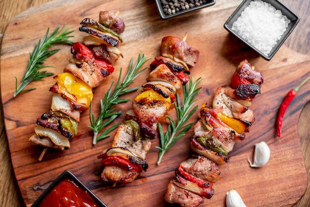 Brochetas de carne con verduras a la parrilla sobre un fondo rústico