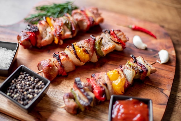 Brochetas de carne con verduras a la parrilla sobre un fondo rústico