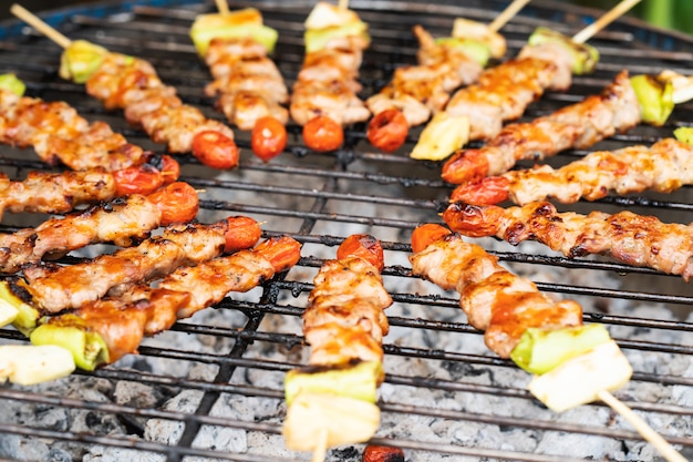 Brochetas de carne y verduras a la plancha.