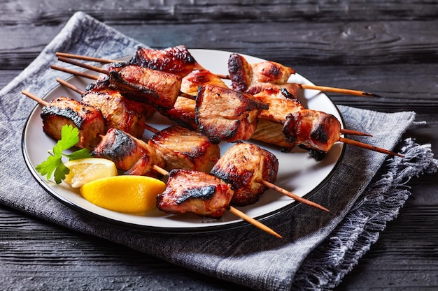 Brochetas de cerdo a la parrilla jugosas en un plato