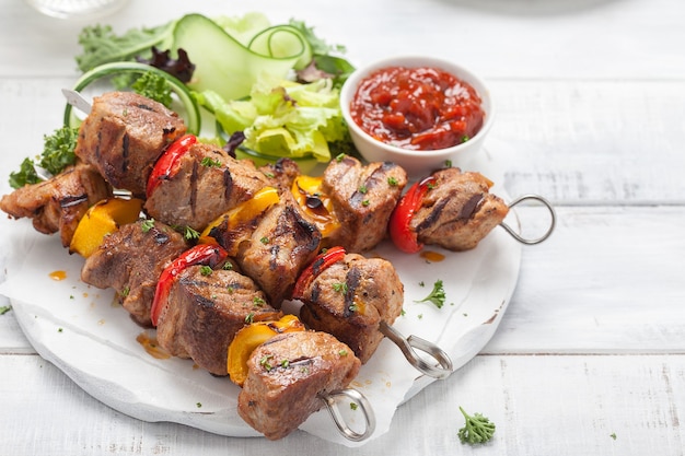 Brochetas de cerdo a la plancha con pimiento y calabacín