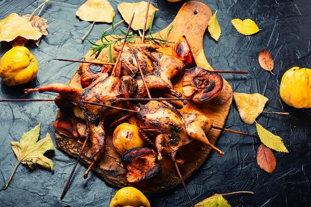 Brochetas de codorniz y brochetas de carne de membrillo de otoño