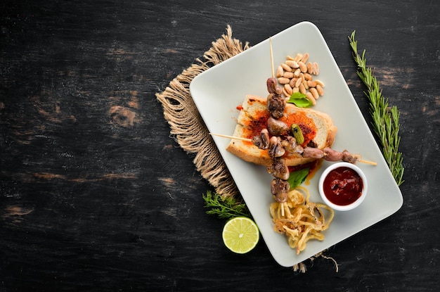 Brochetas de corazón de pollo Sobre un fondo de madera Vista superior Espacio libre para el texto