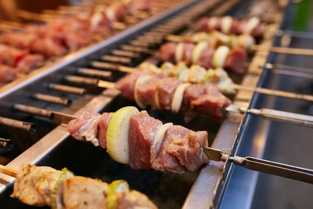 brochetas crudas en el plato brochetas de cerdo con aros de cebolla delicioso kebab jugoso a la parrilla