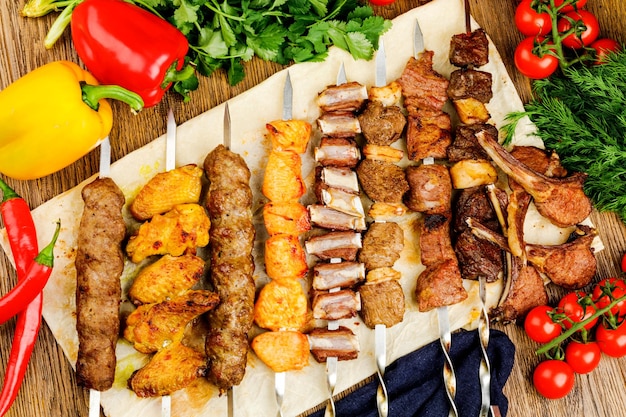 Brochetas con diferentes tipos de carne y masa