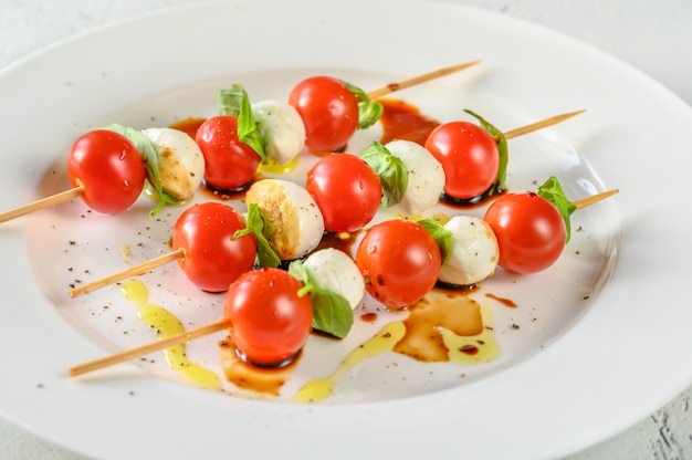 Brochetas de ensalada Caprese