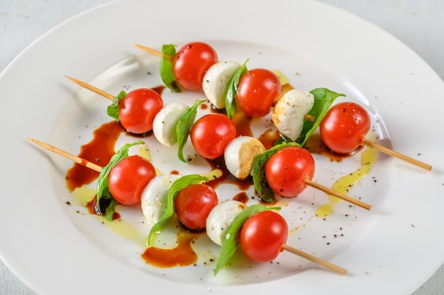 Brochetas de ensalada Caprese