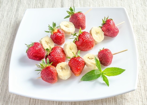 Brochetas de fresa y plátano fresco